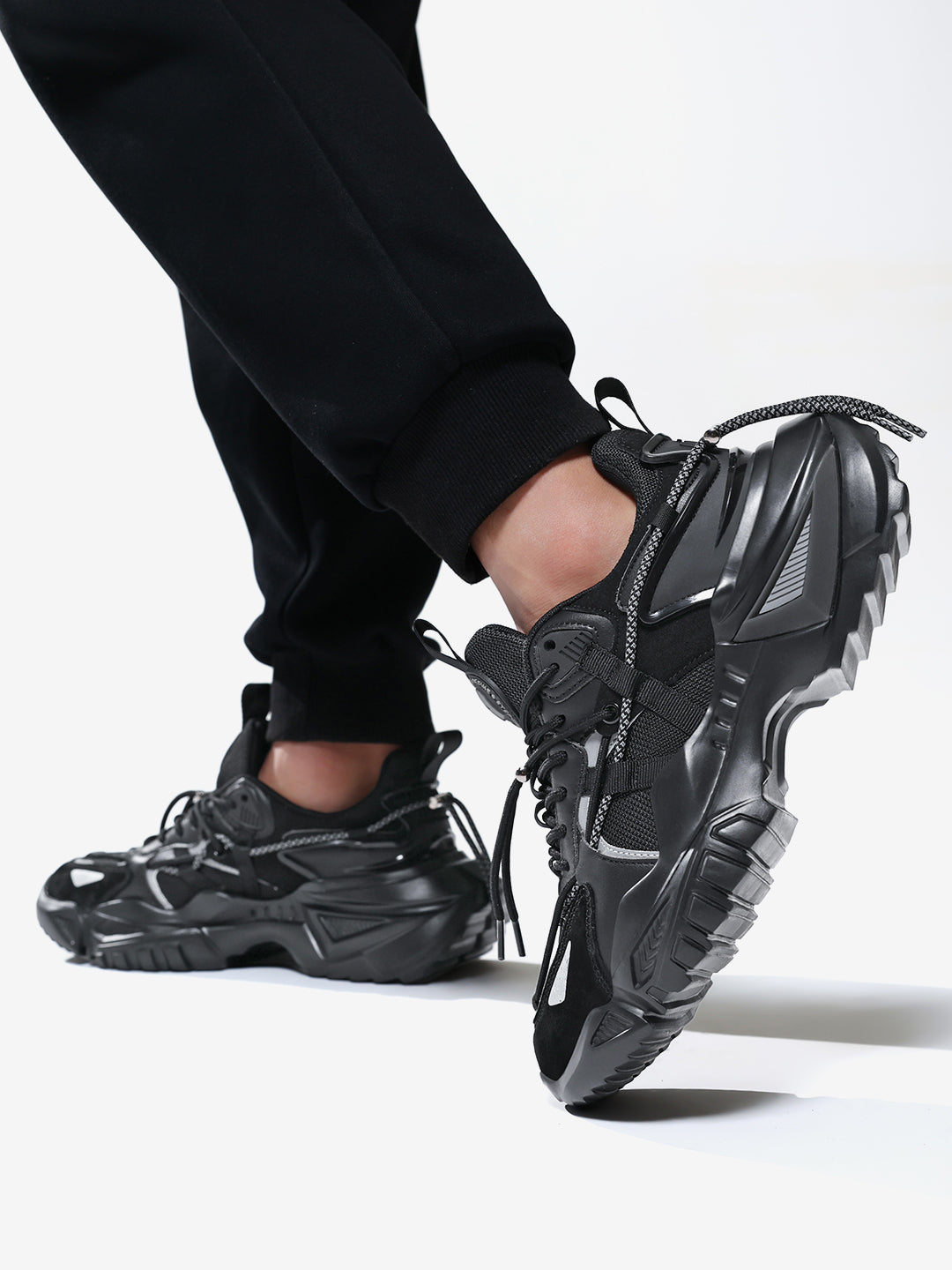 buy premium sneaker shoes men India